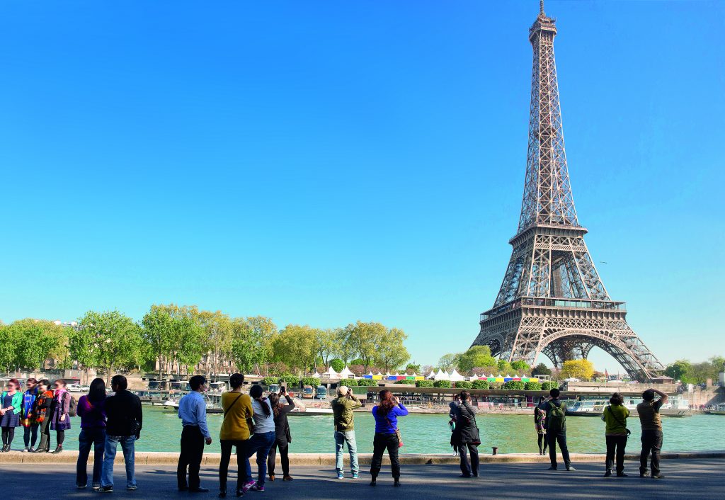 France. Paris 7ème arrondissement. Touristes devant la Tour Eiffel * France. Paris 7th district. Tourists in front of the Eiffel Tower