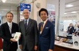 右：高島福岡市長、中央：アラン・ジュペ、左；久池井館長